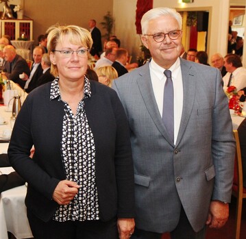 Die niederschsische Landwirtschaftministerin Barbara Otte-Kinast mit dem NGW-Vorsitzenden Friedrich-Otto Ripke in Visbek.