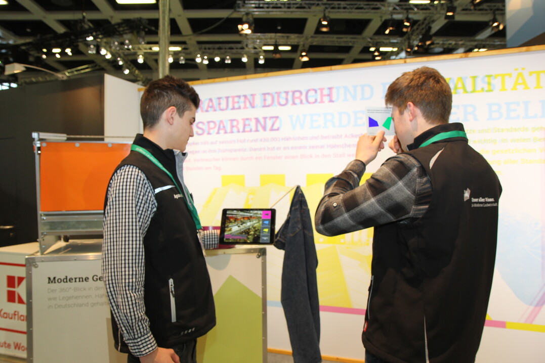 Zwei junge Agrarscouts der Grnen Woche - Fabian Fischer und Gerrit Schulte - prsentieren das GeflgelMobil auf der Grnen Woche.