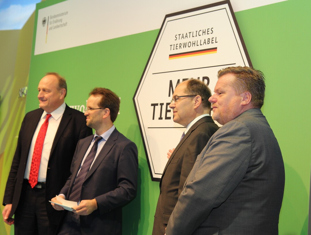 v. l.: Bauernprsident Joachim Rukwied, Klaus Mller, Vorstand des Verbraucherzentrale Bundesverbandes (vzbv), Bundesagrarminister Christian Schmidt und Thomas Schrder, Prsident des Deutschen Tierschutzbundes errtern ihre Vorstellungen zu einem staatlichen Tierwohllabel.