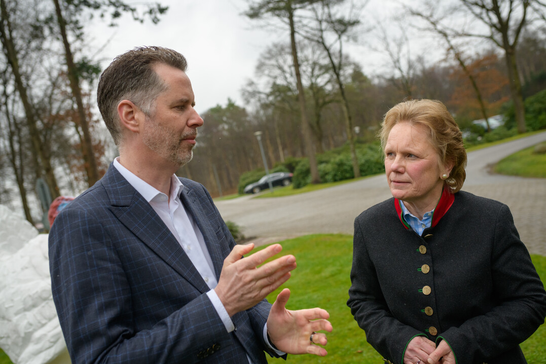 FDP-Fraktionsvorsitzender Christian Drr teilt die Bedenken der Putenhalter hinsichtlich des geplanten BMEL-Eckpunktepapiers. Am 21. Mrz 2023 war er zu Besuch auf dem Moorgut Karzfehn. Hier zu sehen im Gesprch mit Bettina Grfin von Spee, Vorsitzende des Verbands Deutscher Putenerzeuger (VDP).