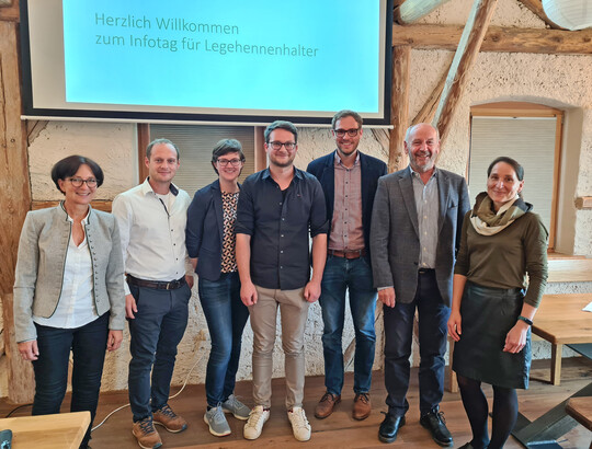 Einen bunten Strau an wichtigen Themen fr die Legehennenhaltung wurde den Anwesenden am Infotag prsentiert. Im Bild v. l. n. r.:
Claudia Meyer, Christian Schnierle, Dr. Katharina Scholz, Dr. Philipp Hofmann, Prof. Rudolf Preisinger, Annika Nottensteiner