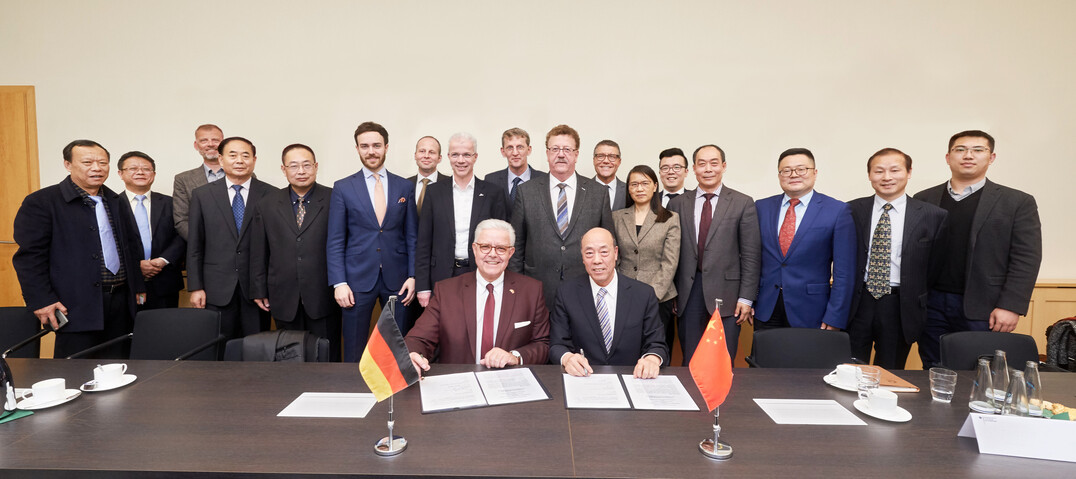 ZDG-Prsident Friedrich-Otto Ripke (vorne links) und Yin Chengwen als Vertreter der chinesischen Seite unterzeichnen im Bundesministerium fr Ernhrung und Landwirtschaft im Beisein des Parlamentarischen Staatssekretrs Hans-Joachim Fuchtel (Mitte) das "Memorandum of Understanding".