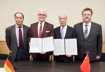 Li Jinghui (Prsident der China Broiler Alliance), ZDG-Prsident Friedrich-Otto Ripke, Yin Chengwen (stellvertretender Generalsekretr der China Animal Agricultural Association) und Parlamentarischer Staatssekretr Hans-Joachim Fuchtel.