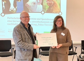  bergabe der Frderurkunde (Parlamentarische Staatssekretrin Dr. Ophelia 
Nick, BMEL und Gerhard Schwetje, Prsident VLK).