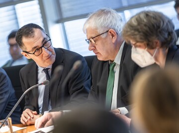Besuch des Bundesministers fr Ernhrung und Landwirtschaft Cem zdemir (l), Bndnis 90/Die Grnen, MdB, im Ausschuss fr Ernhrung und Landwirtschaft unter Leitung des Vorsitzenden Hermann Frber (m), CDU/CSU, MdB.