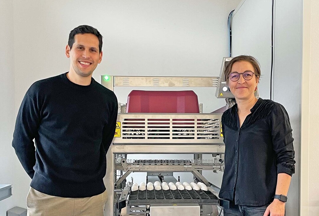Orbem-Gründer Dr. Pedro Gómez und Anja Nährig (DGS Redaktion) vor einem Genus Focus Modul in München.