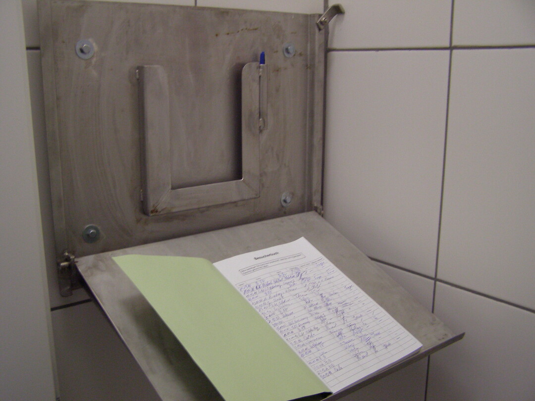 Jeder Besucher muss sich in das im Vorraum
ausliegende Besucherbuch eintragen.
Das ermglicht im Falle eines Seuchenausbruchs eine lckenlose Rckverfolgbarkeit.  