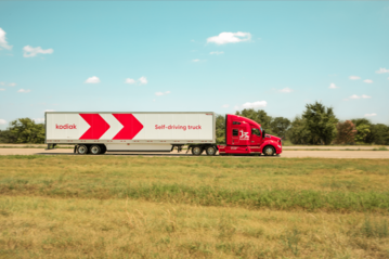 Tyson Foods startet gemeinsam mit C.R. England Inc. und Kodiak Robotics einen Pilotversuch fr selbstfahrende Lkw-Transporte von Geflgel- und Fleischprodukten in Texas.