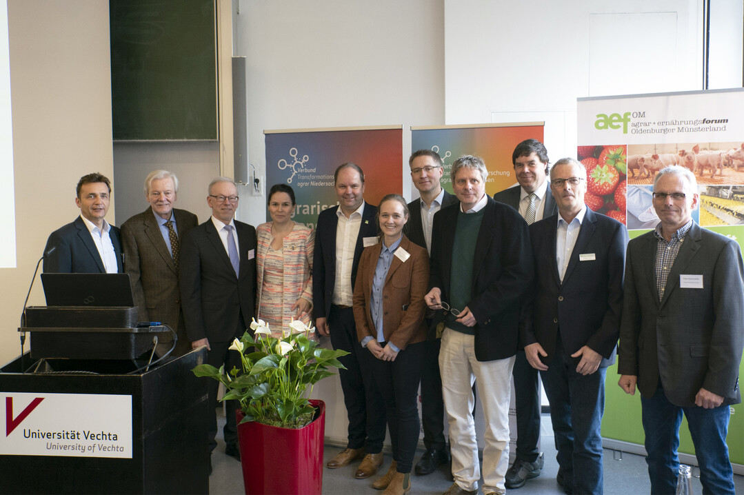 Diskutierten über Anpassungen an den Klimawandel in der Landwirtschaft: Moderator Donald Bäcker, Landrat Herbert Winkel, Dr.in Barbara Grabkowsky, Landrat Johann Wimberg, Dr.in Anna Fangmann, Dr. Sebastian Lakner, Prof. Dr. Burghart Schmidt, Dr. Carsten Vorsatz, Ansgar Lasar, Dr. Volker Wachendörfer (v. l.).