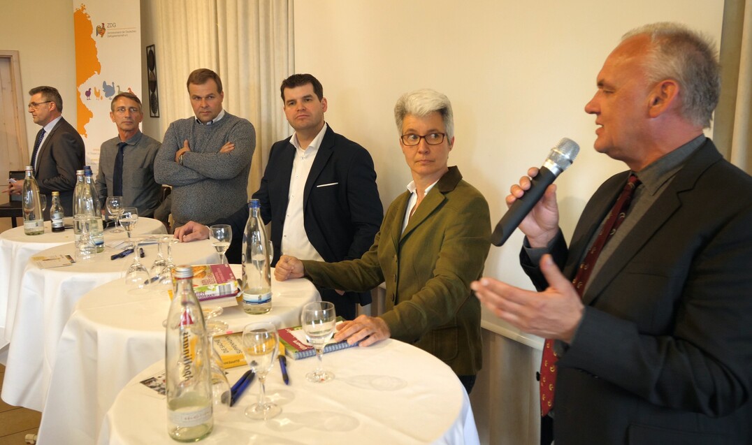 Wie viel ist Verbrauchern Tierwohl wert? Darüber diskutierten (v. l.): Prof. Dr. Eggert Schmidt, Hochschule Weihenstephan-Triesdorf, Thomas Palm, Vorstandsvorsitzender der Südhof Truthahn EZG und Landwirt mit Familienbetrieb, Ralf Engelhardt, Leiter Qualitätsmanagement bei der Edeka Südwest Fleisch GmbH, Dr. Cornelie Jäger, ehemalige Landestierschutzbeauftragte, Buchautorin und Gutachterin, sowie Dieter Bockhorn, Geschäftsführer der Süddeutschen Truthahn AG.