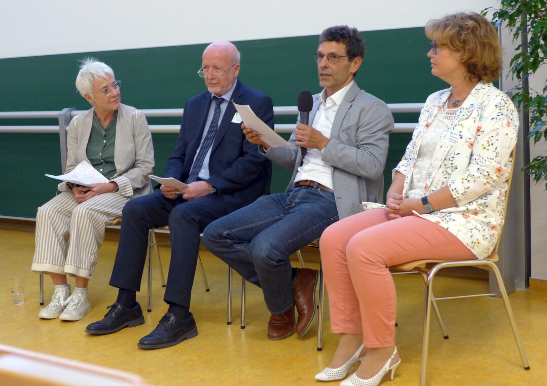 Podiumsdiskussion mit dem Auditorium, v.l.: Jeanette Huber (Unternehmensberatung und Associate Director Zukunftsinstitut), Prof. Michael Schmitz (Justus-Liebig-Universität Gießen), Dr. Johannes Simons (Rheinische Friedrich-Wilhelms-Universität Bonn), PD Dr. Anke Römer (Landesforschungsanstalt für Landwirtschaft und Fischerei Mecklenburg-Vorpommern).