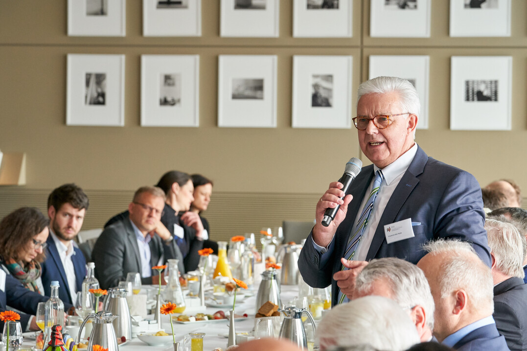 Beim Politischen Frhstck des Zentralverbandes der Deutschen Geflgelwirtschaft e. V. (ZDG) forderte ZDG-Prsident Friedrich-Otto Ripke mit Blick auf den sprbar sinkenden Selbstversorgungsgrad in Deutschland und die auf den Markt drngenden Importe aus Lndern mit deutlich geringeren Standards die aktive Untersttzung der Politik ein.