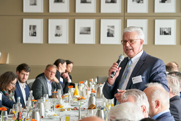 Beim Politischen Frhstck des Zentralverbandes der Deutschen Geflgelwirtschaft e. V. (ZDG) forderte ZDG-Prsident Friedrich-Otto Ripke mit Blick auf den sprbar sinkenden Selbstversorgungsgrad in Deutschland und die auf den Markt drngenden Importe aus Lndern mit deutlich geringeren Standards die aktive Untersttzung der Politik ein.