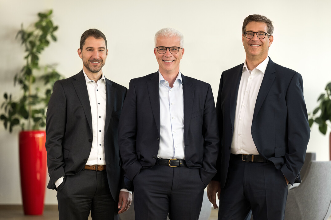 Marcus Keitzer, Vorstand für Alternative Proteinquellen bei der PHW-Gruppe, Peter Wesjohann, Vorstandsvorsitzender bei der PHW-Gruppe, und Dr. Markus Veen, Geschäftsführer der VTEC Ingredients GmbH (v.l.n.r.).