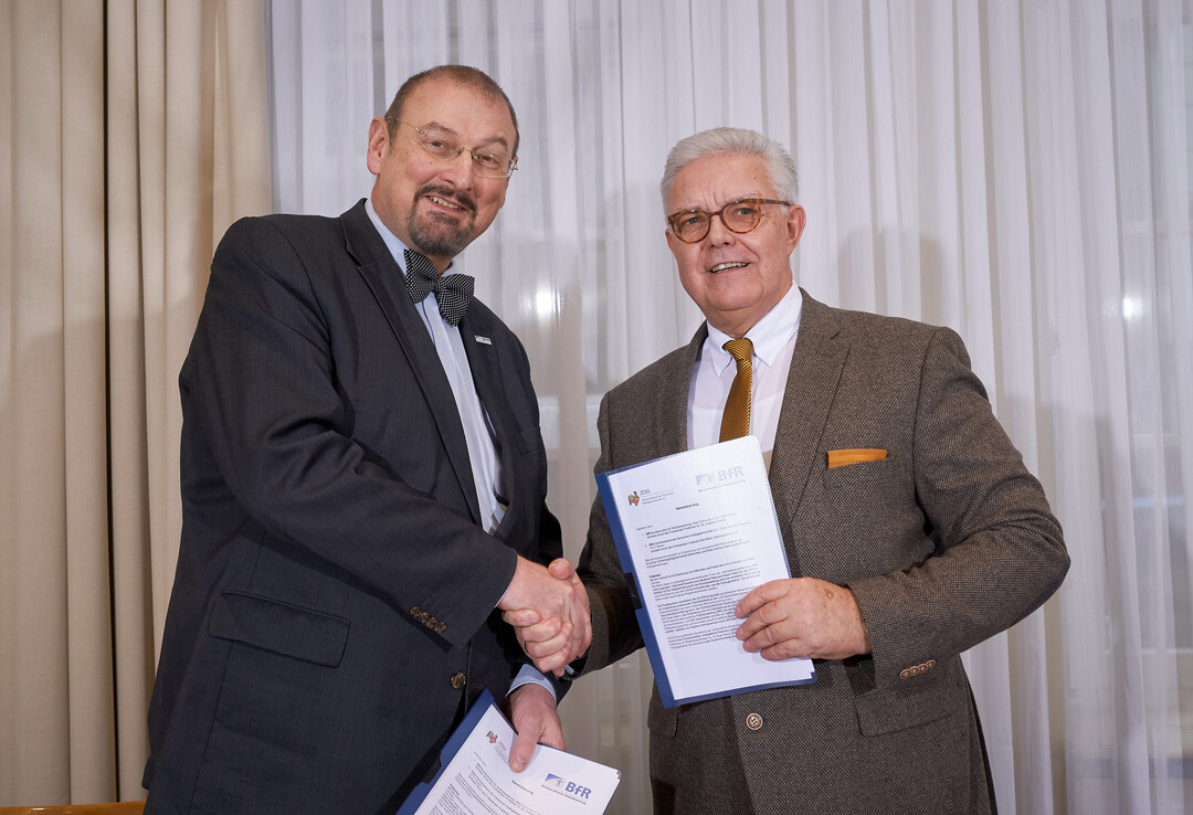 Prof. Dr. Dr. Andreas Hensel, Präsident des BfR, und Friedrich-Otto Ripke, Präsident des ZDG, haben ein Kooperationsvertrag unterzeichnet