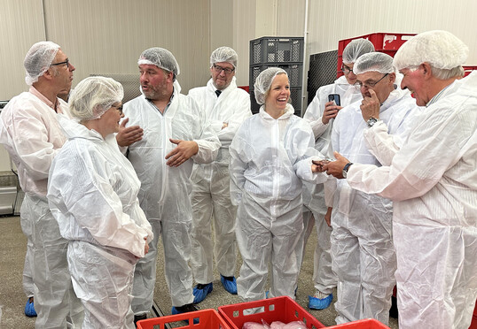 Die Agrarpolitiker berzeugten sich von den hohen Hygienestandards in den
schleswig-Holsteinischen Geflgelhaltungen.
