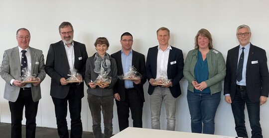 Die Referenten v. l.: Dr. Matthias Schmutz, Lohmann Breeders,Robert Pottgter, Dr. Sabine Gebhardt-Henrich, Zentrum fr
tiergerechte Haltung Universitt Bern,Axel Schulz , Big Dutchman, Dr. Andreas Bublat, MSD Tiergesundheit sowie Dr. Inga Tiemann und Dr. Michael Grashorn als Veranstalter.