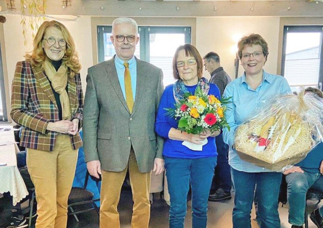 Die Geschäftsführerin Helga Futterknecht bedankte sich im Namen der Mitglieder bei Sieglinde Kraemer für ihre langjährige Verbandstätigkeit. V.l.: Ministerin Petra Berg, ZDG-Präsident Friedrich-Otto Ripke, Sieglinde Kraemer und Helga Futterknecht.