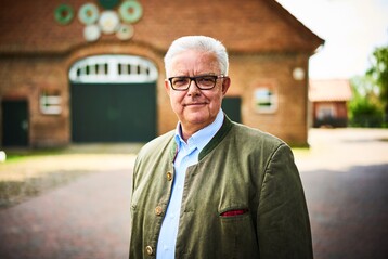 Friedrich-Otto Ripke, der Landesvorsitzende und Prsident des Zentralverbandes der Deutschen Geflgelwirtschaft (ZDG) e.V., begrte die Geflgelhalter mit den Worten: Wir wollen alles tun, um die konomischen, kologischen und sozialen Aspekte der Nachhaltigkeit in unserer Arbeit weiter auszubauen. Dafr bentigen wir aber unternehmerfreundliche Perspektiven und Rahmenbedingungen  im Klartext: mehr Gebote als Verbote!