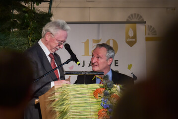 Seniorverleger RolandUlmer bergibt den Belser-Ring an seinen Sohn Matthias. Der Brauch der Weitergabe des Ringes an die neue Generation besteht seit Verlagsgrndung.
