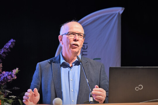 Kammerprsident Gerhard Schwetje ging beim Fachforum in den Emslandhallen unter anderem auf die Zielkonflikte ein, die den Betrieben mit Schweine- und Geflgelhaltung Schwierigkeiten bereiten.