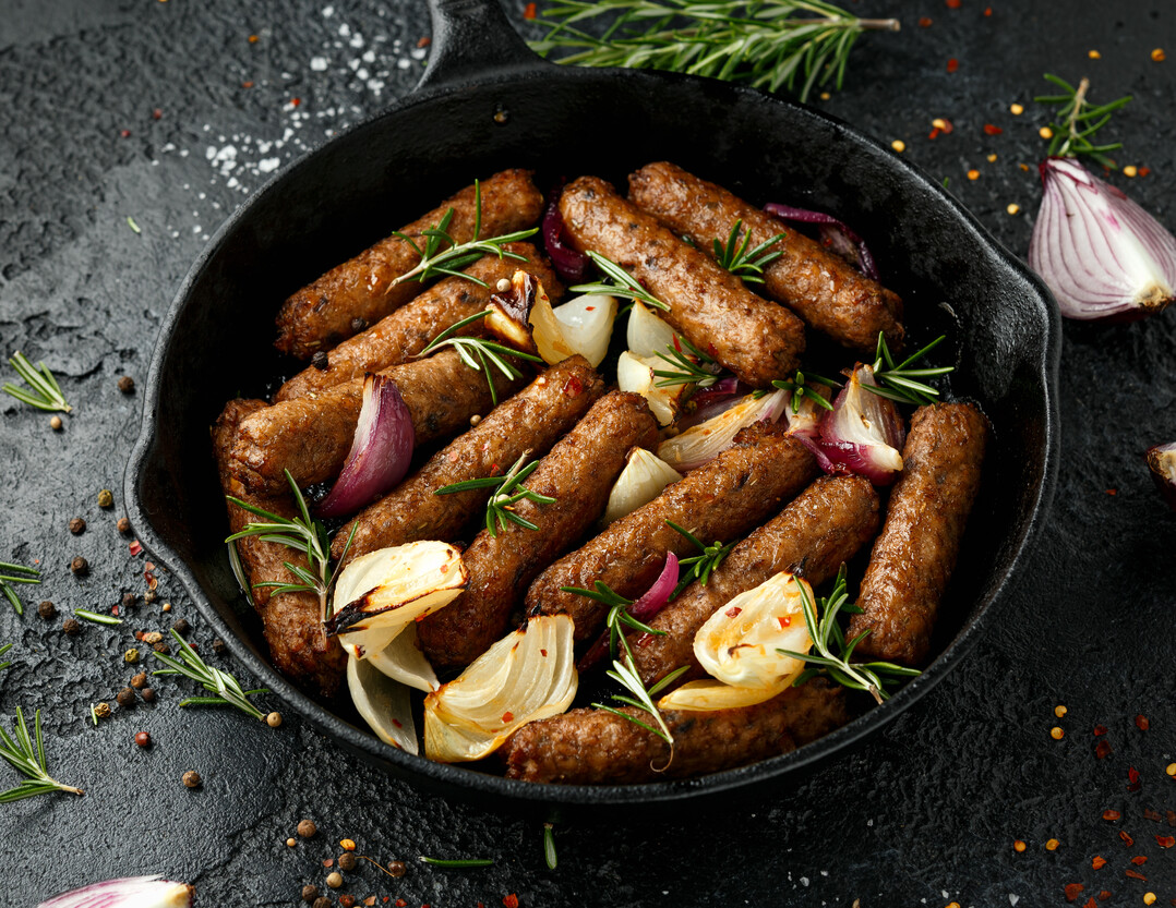   Pioniere der Erzeugung von Fleisch aus Zellkulturen: Ein weiteres Start-up hat sich auf die Erzeugung 

von Schweinefleisch ausgerichtet: New Age 

Meats. Es wurde 2018 von Brian Spears und 

Andra Necula gegrndet und prsentierte im 

September 2019 die erste Bratwurst aus 

Schweinefleisch. Die Corona-Pandemie hat 

trotz des verfgbaren Risikokapitals die 

Entwicklungsmglichkeiten stark eingeschrnkt, weil die Labore ber einige Monate 

nicht genutzt werden konnten. Das wird die 

Markteinfhrung von Bratwurst verzgern.
