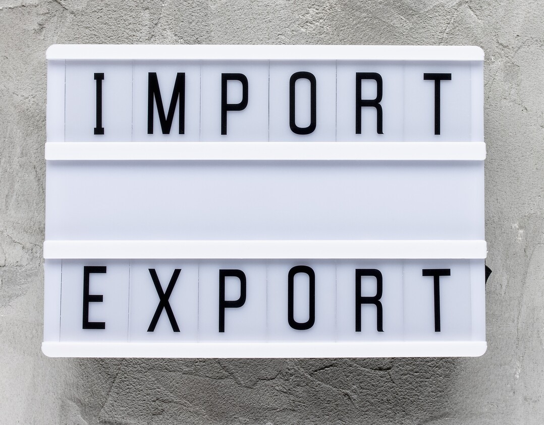 Deutschland hat erstmals Produkte und Rohstoffe fr mehr als 100 Mrd. Euro importiert.