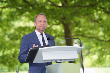 Bayerns Umweltminister Thorsten Glauber setzte sich fr die Einfhrung einer Landtierarztquote in Bayern ein.