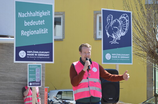 Tierarzt Dr. Henning Wei spricht ber seine Erfahrungen mit der Putenhaltung in Deutschland.