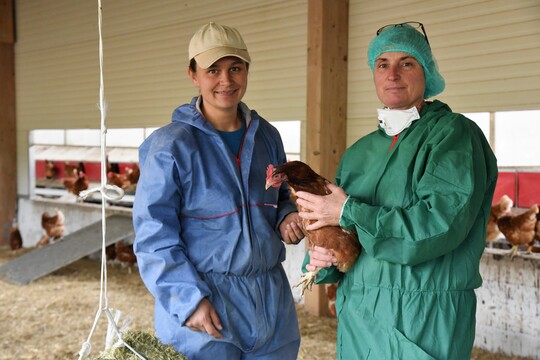 Die gastgebende Biolegehennenhalterin Uschi Gorzelany (l.) mit
Fachberaterin Dr. Christiane Keppler
auf dem MuD-Netzwerktreffen im
September 2020.  