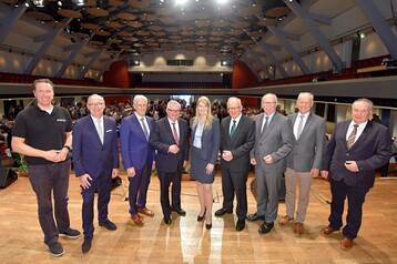 Diskutierten mit Moderatorin Marlene Kohnen die Herausforderungen der Landwirtschaft (v.l.): Marketingexperte Prof. Dr. Klemens Skibicki, Martin Spils (Vorstand Arbeitsgemeinschaft der Volksbanken und Raiffeisenbanken Weser-Ems), Landvolk-Prsident Albert Schulte to Brinke, die Staatssekretre Rainer Beckedorf (Agrarministerium Niedersachsen) und Dr. Hermann Onko Aeikens (Bundesagrarministerium) sowie von der LWK Niedersachsen Prsident Gerhard Schwetje, Direktor Hans-Joachim Harms und Berater Uwe Bintz.