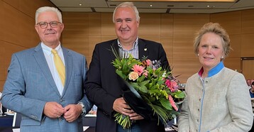 Da die vergangene ZDG-Mitgliederversammlung nur online stattfinden konnte, nutzten Bettina Grfin von Spee (rechts) und Friedrich-Otto Ripke (links) die 
VDP-Veranstaltung fr die Ehrung von Bernd Kalvelage (Mitte). Sie bedankten sich fr sein Engagement fr die deutsche Geflgelwirtschaft mit dem Ehrenpreis Goldener Hahn.