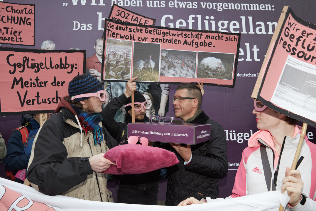 Die violette Brille als Gegengeschenk fr die rosa Brille aus den Hnden von Dr. Thomas Janning vom ZDG (2.v.r.) ist eine Einladung zum "Selbst sehen" und zum Stallbesuch.