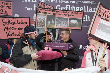Die violette Brille als Gegengeschenk fr die rosa Brille aus den Hnden von Dr. Thomas Janning vom ZDG (2.v.r.) ist eine Einladung zum "Selbst sehen" und zum Stallbesuch.