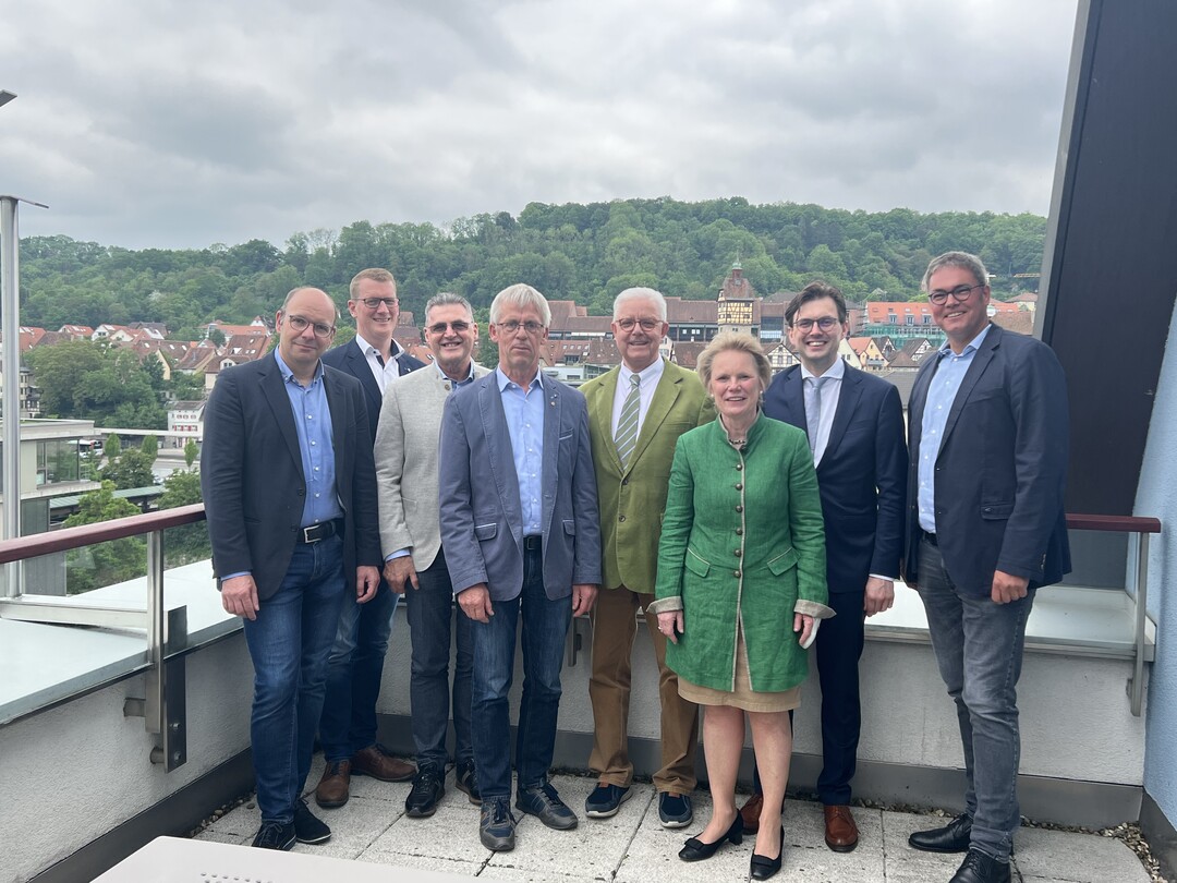Die Vorstandsmitglieder des VDP, ZDG-Prsident Ripke (4. v. re.) und die Vorsitzende Bettina Grfin von Spee mit den Referenten. Auf den stellvertretenden Vorsitzenden Gernot 
Kuhlmann (4. v. li.) folgte nach einstimmiger Wahl 
in Schwbisch Hall 
Helge Vosteen (re.).