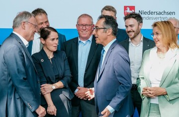 Niedersachsens Ministerpräsident Stephan Weil und Bundeslandwirtschaftsminister Cem Özdemir bei dem Treffen mit Vertretern der niedersächsischen Agrarwirtschaft.