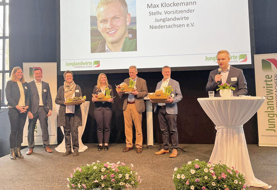 Junglandwirtetag in Nienburg: Anneke Kreiig, Philipp Hattendorf, Christine Kolle, Anneke Eggers, Dr. Cord Stoyke, Prof. Dr. Wilhelm Windisch, Max Klockemann (v.l.n.r.)