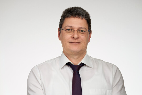 Wolfgang Pleier
ist Geschftsfhrer der Edelputenzchter GmbH in Eisenstadt. Der Betrieb betreibt konventionelle Putenmast im Rahmen des AMA (Agrar Markt Austria)-Gtesiegels mit rund 430.000 Tieren pro Jahr 
 aktuell um 20 % reduziert  der Rassen B.U.T.6 und Converter.