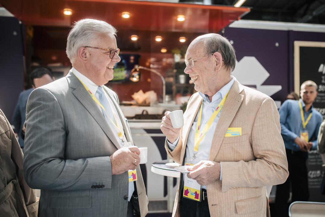 ZDG-Prsident Friedrich-Otto Ripke (l.) im Gesprch mit Walter Hirche.