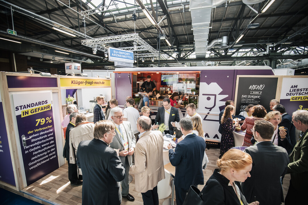 "Standards in Gefahr": Mit dem Stand beim FDP-Bundesparteitag rckt die Geflgelwirtschaft die bislang fehlende Herkunftskennzeichnung in der Gastronomie ins Zentrum der Aufmerksamkeit der Delegierten.