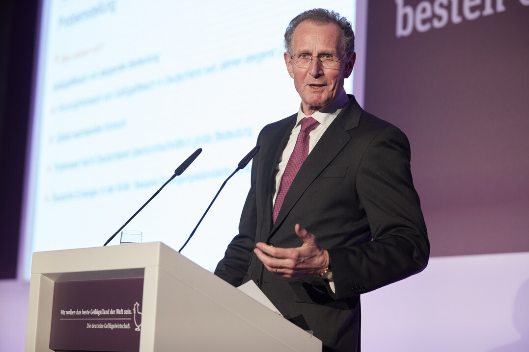 Prof. Dr. Bert Rürup, Präsident des Handelsblatt Research Institutes, stellt die Studie „Geflügelwirtschaft weltweit – Deutschland im internationalen Vergleich“ beim Zukunftsdialog der Öffentlichkeit vor.