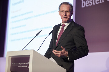 Prof. Dr. Bert Rrup, Prsident des Handelsblatt Research Institutes, stellt die Studie Geflgelwirtschaft weltweit  Deutschland im internationalen Vergleich beim Zukunftsdialog der ffentlichkeit vor.