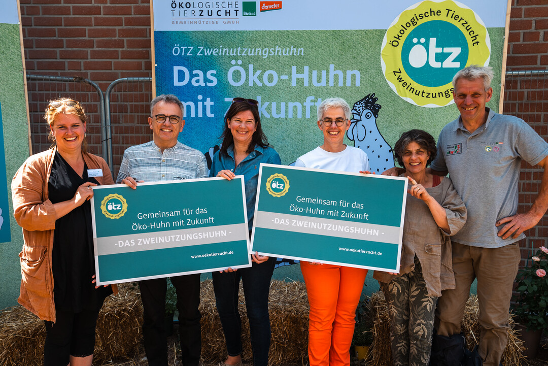 Dr. Ophelia Nick (BMEL) besuchte die kologische Tierzucht (TZ) um mehr ber Zweinutzungshhner zu erfahren.
